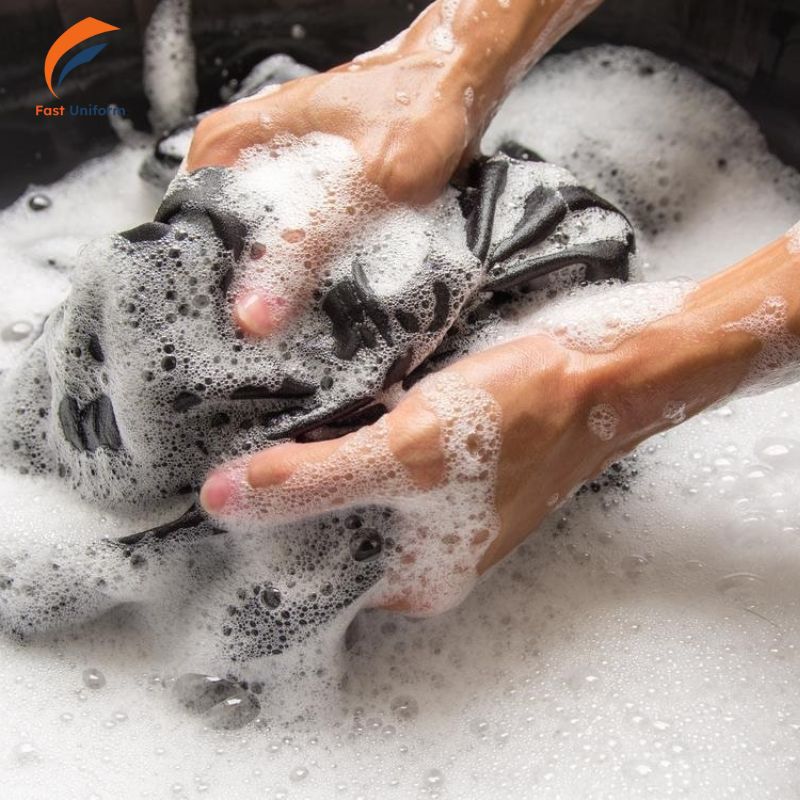 Giặt áo thun đồng phục cổ tròn màu xám nhạt nên hạn chế chất tẩy mạnh và tránh nước nóng