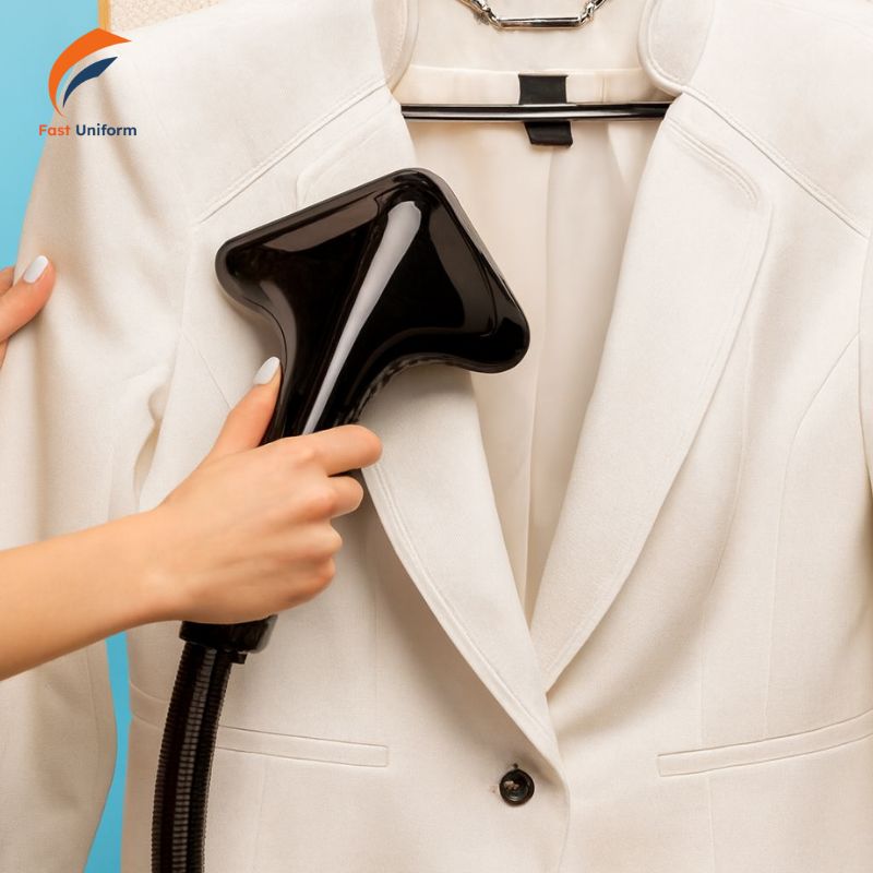 Đồng phục lễ tân nữ vest trắng nên ưu tiên giặt khô để bảo vệ cấu trúc vải, đường may