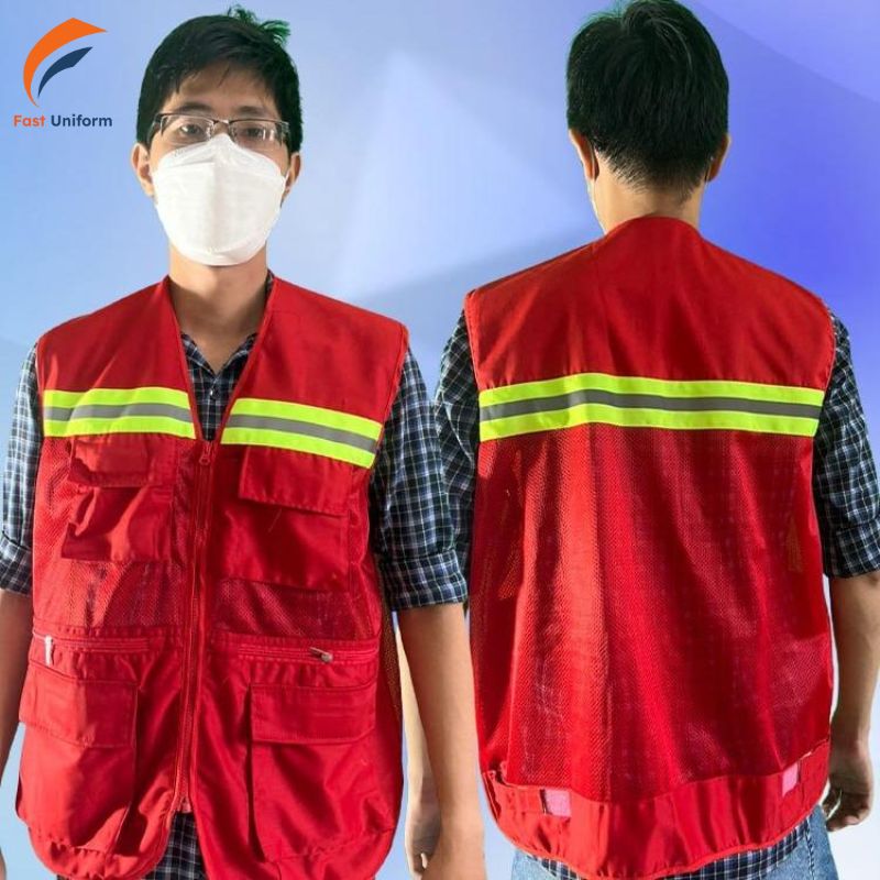 Mặc áo gile bảo hộ lao động đỏ nên kiểm tra định kỳ để đảm bảo an toàn
