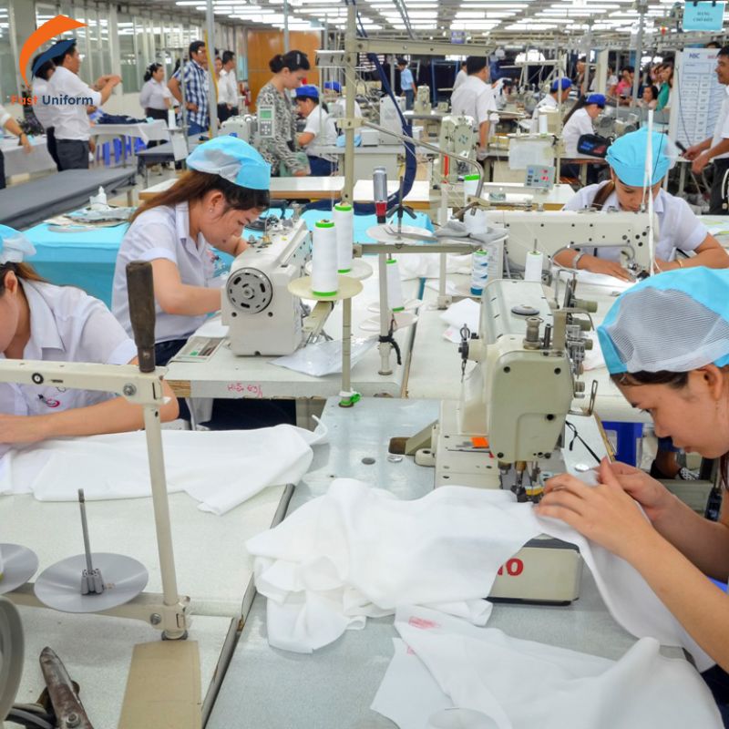 Quy trình may đồng phục phòng sạch liền thân trắng