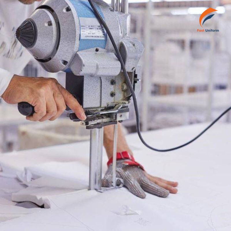 Quy trình hợp tác với Fast Uniform may đồng phục phục vụ sơ mi sọc gile đỏ