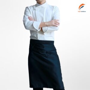 Áo đồng phục bếp trắng phối tạp dề đen tương phản giúp nổi bật hình ảnh người đầu bếp, đồng thời hỗ trợ giữ gìn vệ sinh