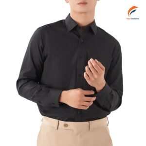 Áo sơ mi công sở đen sang trọng, quyền lực, tạo sự thon gọn, dễ dàng kết hợp với mọi trang phục và phụ kiện