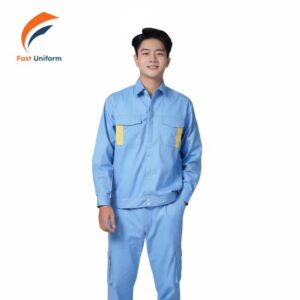 Đồng phục bảo hộ xanh dương nhạt chú trọng đến sự tiện dụng với hệ thống túi đa năng được bố trí hợp lý
