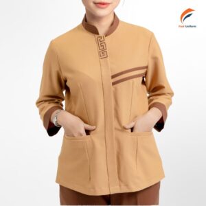 Mẫu đồng phục tổ phòng vàng đất viền nâu được thiết kế theo phong cách hiện đại, kín đáo và chuyên nghiệp