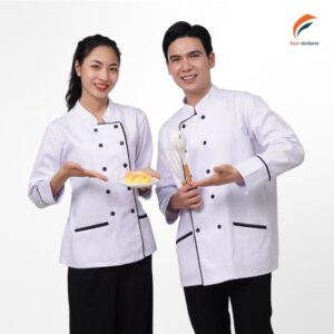 Áo đồng phục bếp trắng viền đen form dáng suông nhẹ giúp người mặc dễ dàng di chuyển, đứng bếp trong thời gian dài