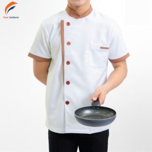 Mẫu áo đồng phục bếp trắng viền nâu thanh lịch và tinh tế, phù hợp với tiêu chuẩn thẩm mỹ của các nhà hàng hiện đại