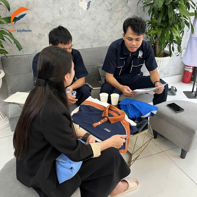 Quy trình may áo polo đồng phục xanh than phối trắng