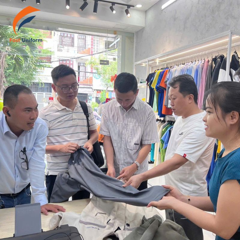 Quy trình may gồm tư vấn, thiết kế, báo giá, may mẫu, sản xuất và giao hàng hoàn chỉnh