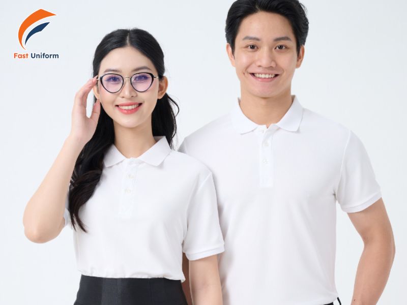 Đồng phục màu trắng biểu trưng cho sự khởi đầu mới, tính minh bạch và nét đẹp tinh khôi