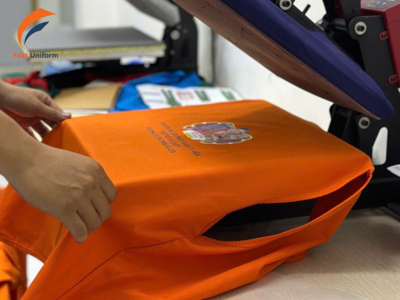 Quy trình đặt may đồng phục số lượng lớn được vận hành bài bản giúp doanh nghiệp kiểm soát chặt chẽ tiến độ và chất lượng sản phẩm