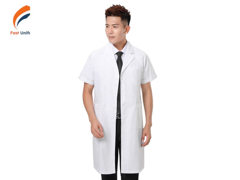 Đồng phục bác sĩ cần kháng khuẩn, dễ khử trùng, đúng quy định và đảm bảo an toàn dịch tễ