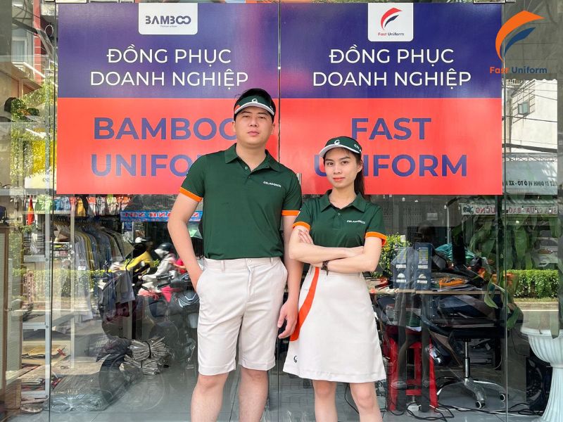 Phối màu đồng phục hài hòa giữa logo, slogan, họa tiết và phụ kiện