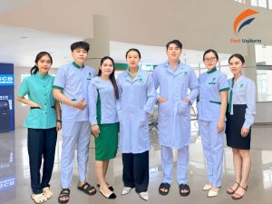 Mẫu áo blouse trắng cổ bẻ truyền thống dài ngang gối với hàng cúc cài giữa chỉn chu
