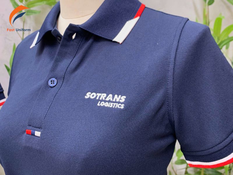 Phối màu viền cổ và tay áo đồng bộ với logo giúp đồng phục thanh lịch, nhất quán thương hiệu