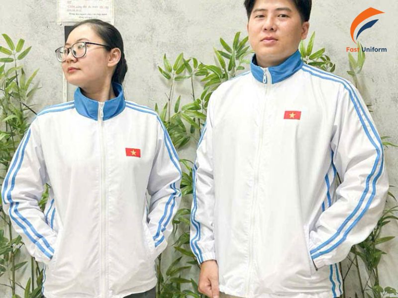 Phối màu chi tiết phụ hợp lý giúp tổng thể cân đối, tinh tế và không rối mắt