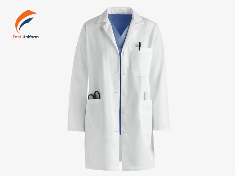 Áo blouse trắng chuẩn y khoa có màu trắng, cổ Danton, tà dài qua gối