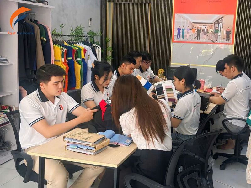 Chọn công ty may đồng phục TPHCM cần đánh giá năng lực, uy tín và chi phí sản xuất