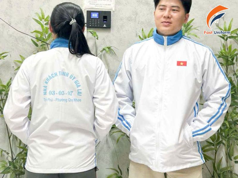Kiểm tra đồng phục gồm chất liệu, size, in thêu và đường may