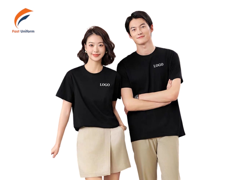 Áo thun cổ tròn màu đen mang đến sự trẻ trung, thoải mái