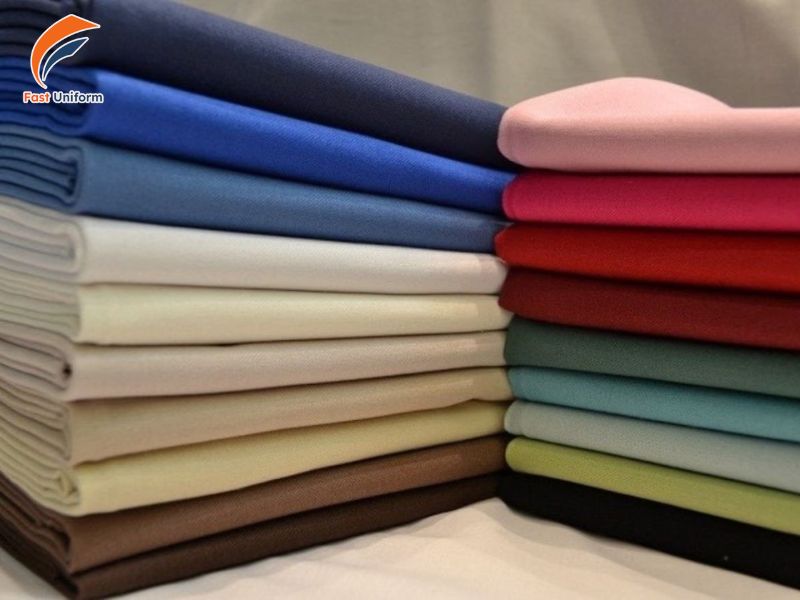 Cotton, kaki, denim, linen và polyester là các vải may đồng phục barber phổ biến