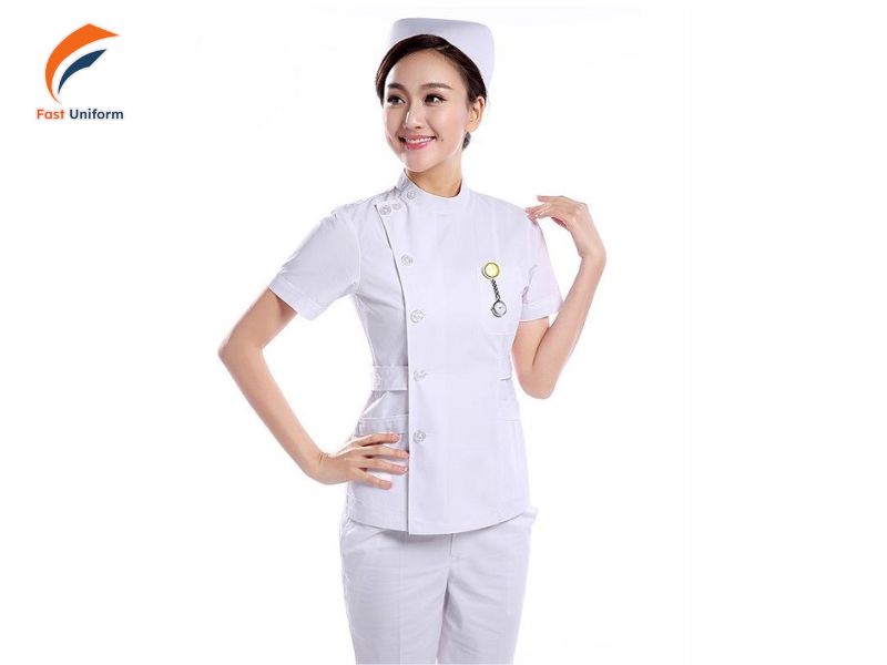 Đồng phục hộ lý nên ưu tiên vải bền, thoáng mát, thấm hút tốt và phù hợp môi trường y tế