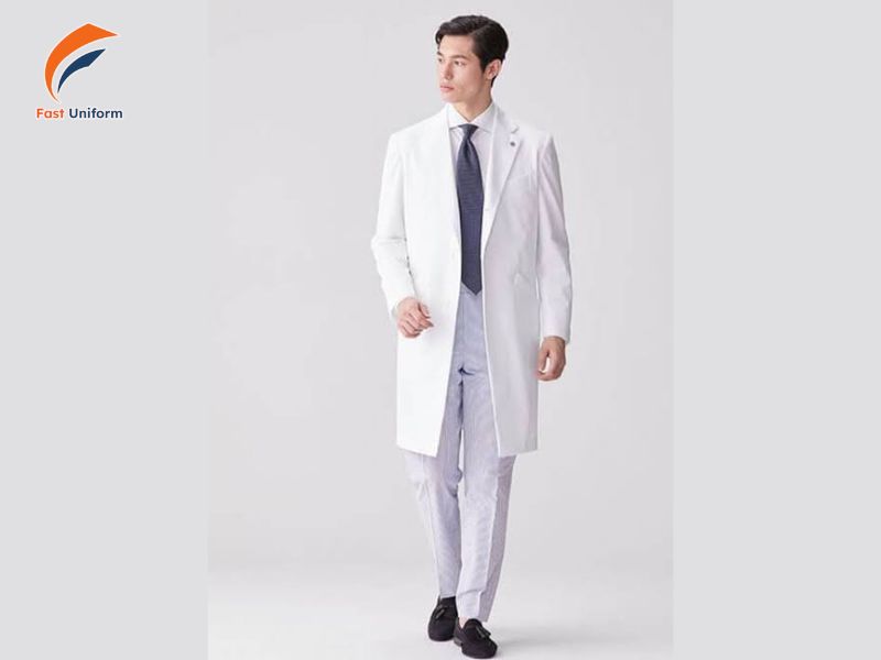Áo blouse bác sĩ nên dùng vải bền, thoáng mát, thấm hút tốt và giữ form đẹp