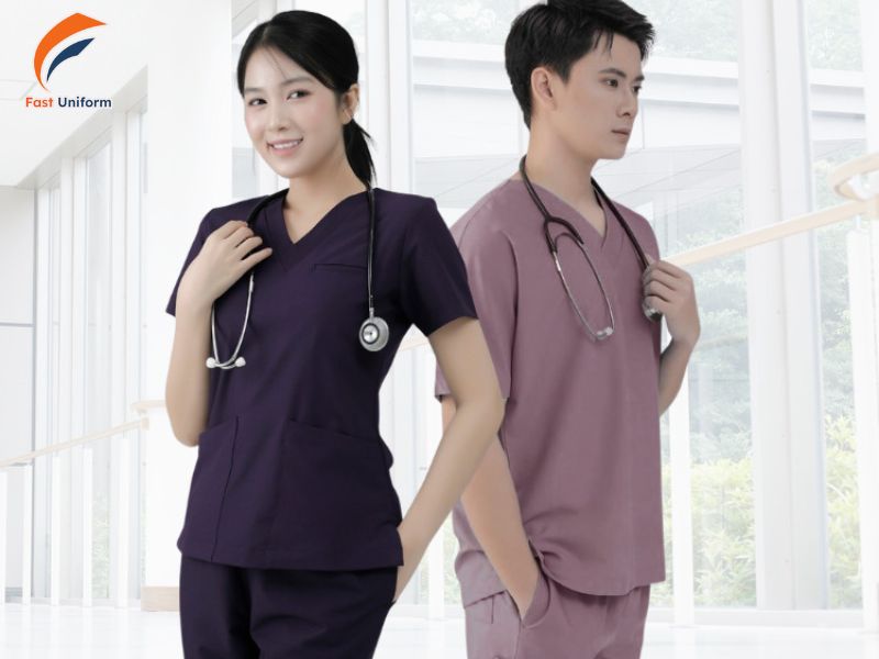 Đồng phục điều dưỡng chú trọng vào sự tiện dụng và linh hoạt, hỗ trợ nhân viên di chuyển dễ dàng