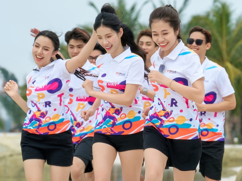 Đồng phục teambuilding doanh nghiệp phối màu nổi bật