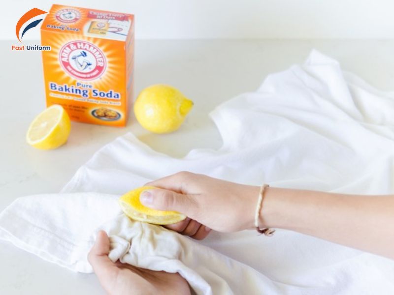Mẹo xử lý đồng phục bị ố vàng bằng baking soda