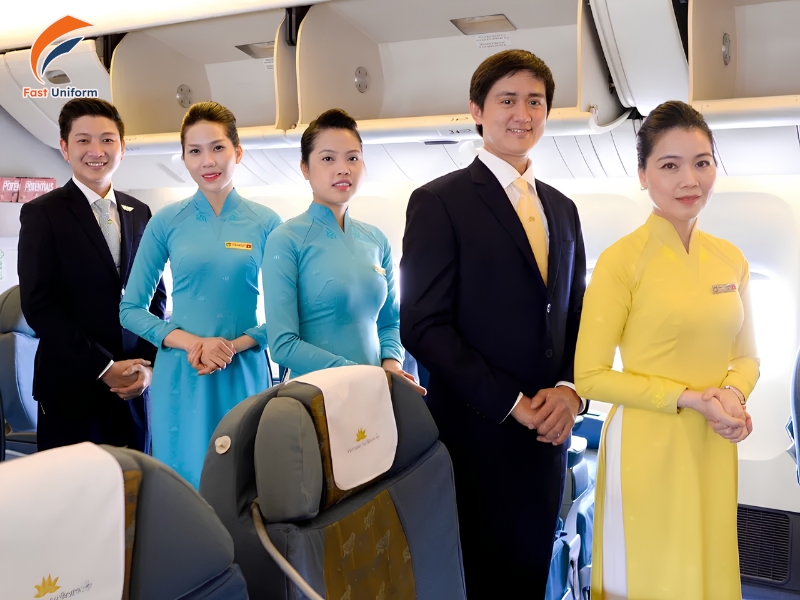 Đồng phục Vietnam Airlines kết hợp áo dài truyền thống với hình ảnh thanh lịch, chuyên nghiệp