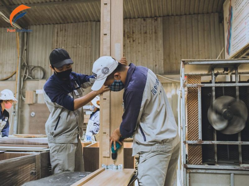 Đồng phục kỹ thuật nội thất ưu tiên bền, thoáng, linh hoạt, dễ vệ sinh và thuận tiện thao tác