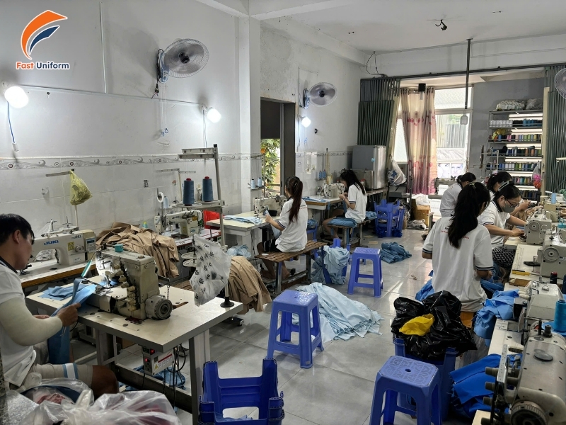 Quy trình đặt may quần áo bệnh nhân tại xưởng được thực hiện rõ ràng, chuyên nghiệp
