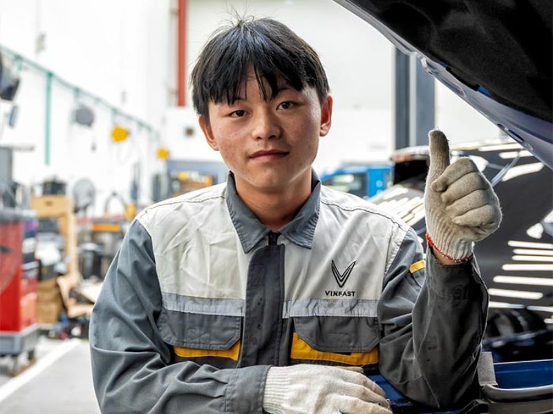 Đồng phục kỹ thuật viên gara ưu tiên độ bền, linh hoạt, tiện dụng và phù hợp môi trường sửa chữa