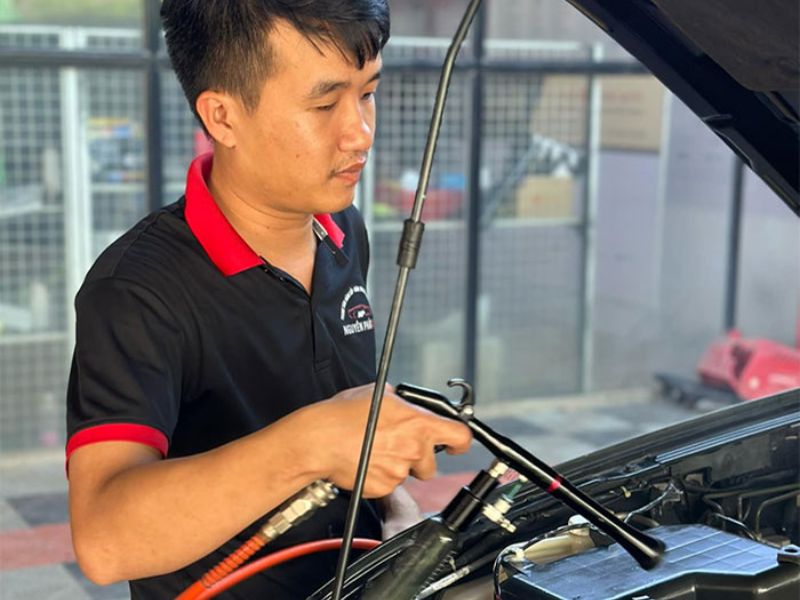 Đồng phục Nguyên Phát Auto nổi bật với polo đen phối đỏ, gọn gàng, mạnh mẽ