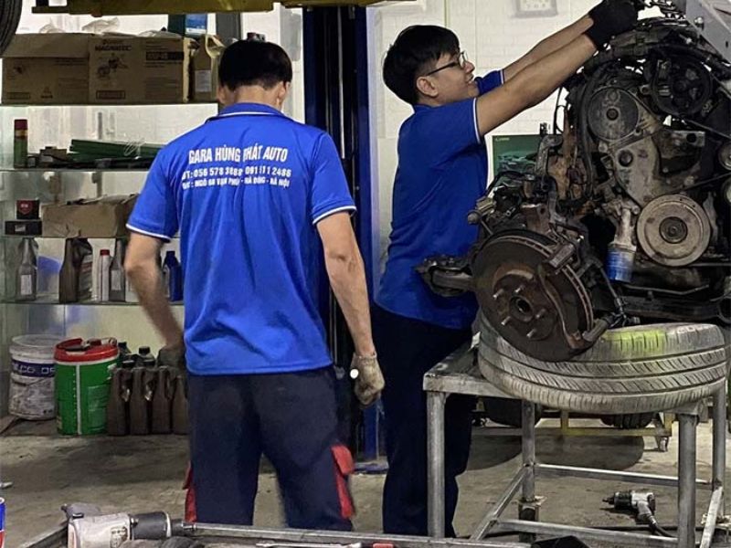 Đồng phục Hùng Phát Auto phối xanh dương trắng trẻ trung, sạch sẽ