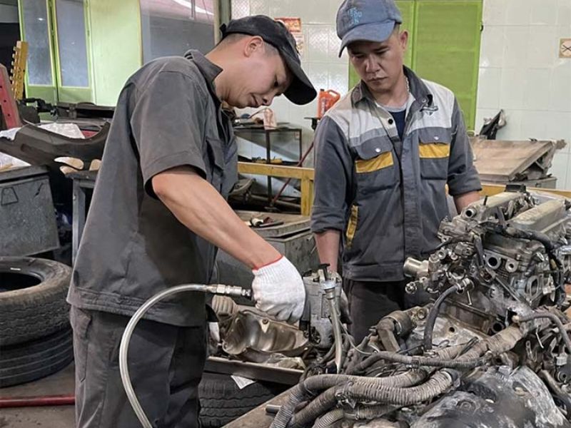 Đồng phục Quang Đức ghi xám sạch sẽ, tiện dụng với thiết kế túi và logo sắc nét