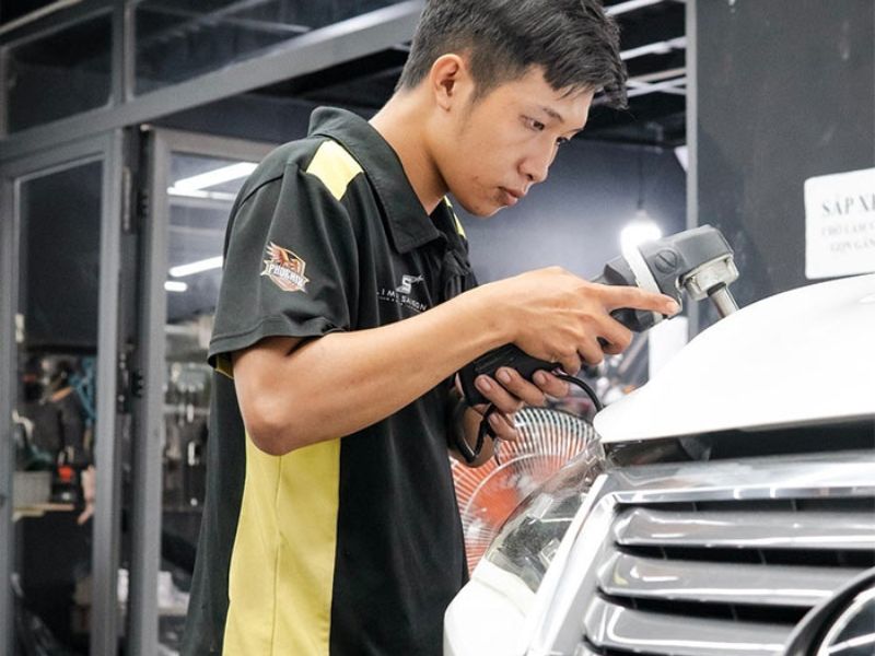 Đồng phục Phoenix Auto nổi bật với polo đen phối vàng, gọn gàng
