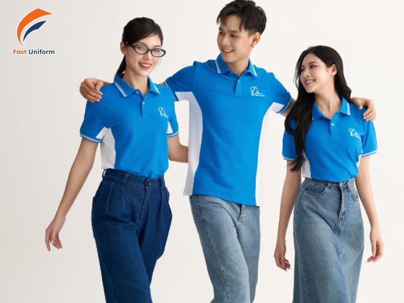 Phối áo đồng phục với quần jean tạo phong cách trẻ trung, năng động