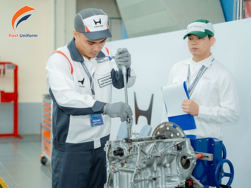 Bộ đồng phục kỹ thuật gồm áo và quần đồng bộ, thuận tiện vận động, làm việc tại xưởng