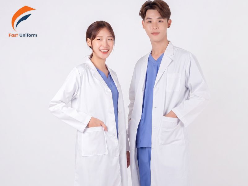 Chọn vải may áo blouse bác sĩ cần chú trọng độ bền, khả năng giữ form, dễ vệ sinh và sự thoải mái