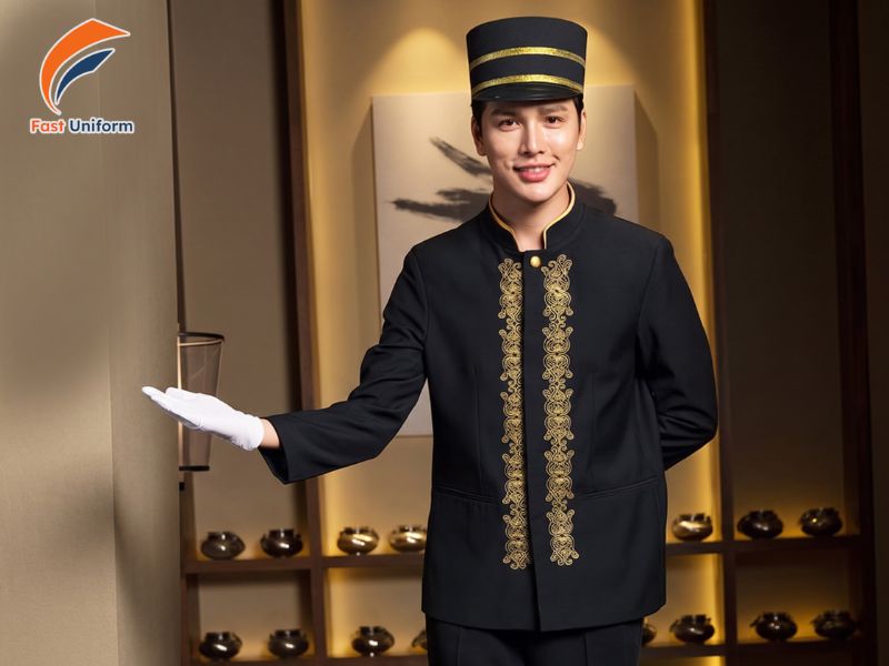 Đồng phục bellman cổ điển nổi bật với áo dáng đứng, hàng nút kim loại, cầu vai và màu sắc sang trọng