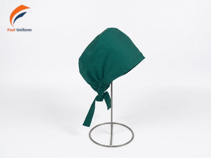 Fast Uniform cung cấp mũ phẫu thuật đa dạng mẫu mã, màu sắc, hỗ trợ thêu logo và đặt hàng số lượng lớn theo nhu cầu của cơ sở y tế