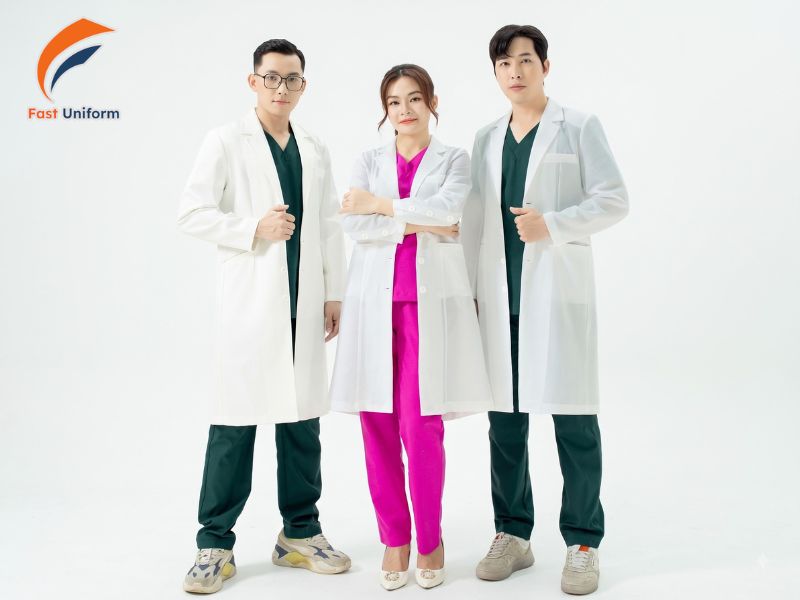 Quy trình may áo blouse bác sĩ được thực hiện chuyên nghiệp và minh bạch
