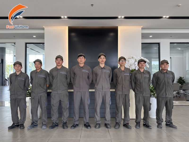 Fast Uniform may đồng phục kỹ thuật ô tô theo quy trình rõ ràng, từ tư vấn, may mẫu đến hoàn thiện