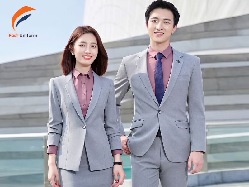 Fast Uniform thiết kế đồng phục nhân viên sale ô tô theo phong cách showroom, chú trọng phom dáng và nhận diện hãng xe