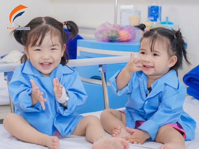 Quần áo bệnh nhân nhi khoa cần mềm mại, thoáng mát, phù hợp ngân sách